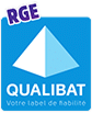 Logo Qualibat RGE, label de fiabilité, avec un symbole de pyramide bicolore blanche et bleue sur fond bleu.